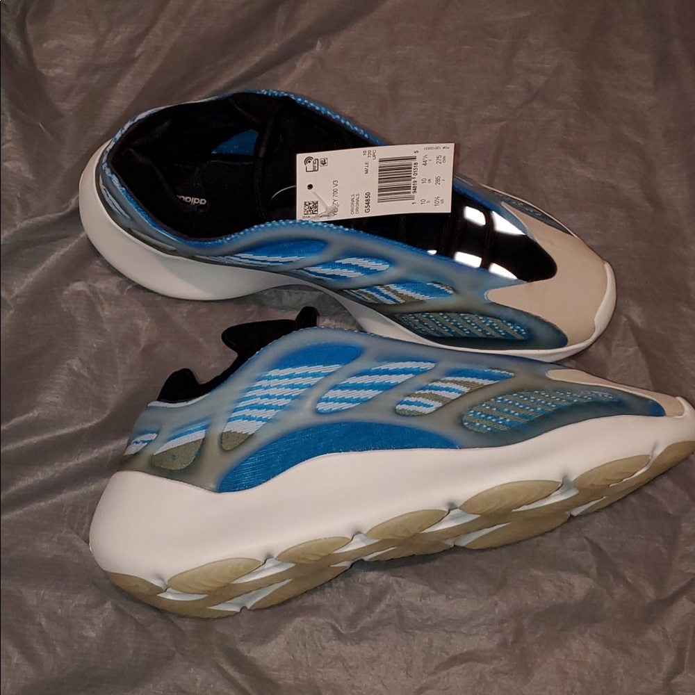 YEEZY 700 V3 ARZARE (GLOW IN THE DARK)